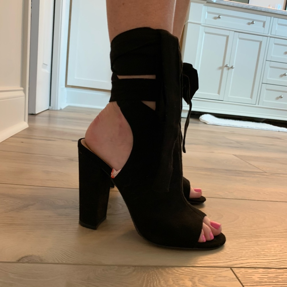 Never suede black ribbon strap heel